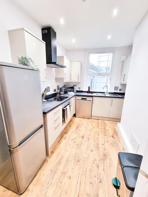 Stunning Flat Close To Apartment