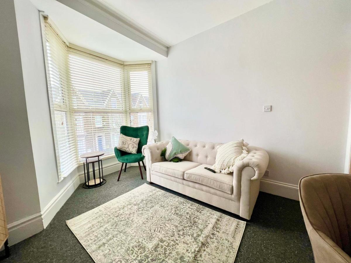 Stunning Flat Close To